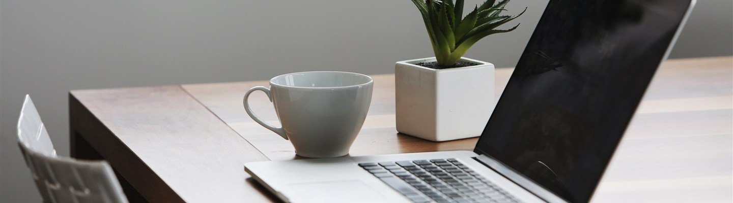 bossfight-free-stock-photos-coffee-cup-computer-apple-brand-logo-plant (1)